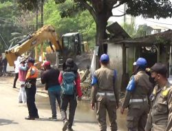 Puluhan Bangunan Cefe Remang – Remang di Bongkar Pol PP Kab Bekasi