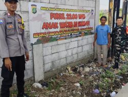 Cegah Tawuran, Bhabinkamtibmas dan Babinsa Sriamur Pasang Spanduk Himbauan di Jalan Raya Kp. Turi