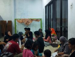 Warga Pisang Batu Kompak Membuat Hiasan dan Ornamen Jelang HUT RI ke 80