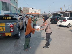 Patroli Jaga Kondusipitas Pusat Keramaian Polsek Cikarang Barat Berikan Makanan Pada Warga