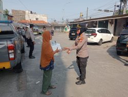 Patroli Jaga Kondusipitas Pusat Keramaian Polsek Cikarang Barat Berikan Makanan Pada Warga