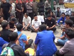 Massa  Aksi Menangis Dihadapan Wakil Rakyat Saat Demo Kenaikan Tunjangan, DPRD Kab Bekasi