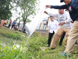 Danau VIP Jadi Hidup Lagi, Tri Adhianto Tanam Pohon & Tebar Ikan Bareng Warga