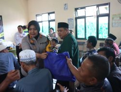 *Kapolres Metro Bekasi Bagikan 250 Paket Sembako kepada Warga Kp. Kavling Cikarang Utara*