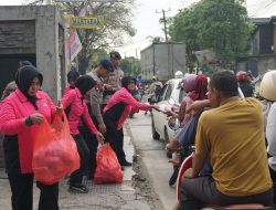 Brimob Batalyon D Pelopor dan Bhayangkari Bagikan Takjil di Jalan Raya Tegal Danas
