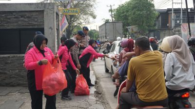 Brimob Batalyon D Pelopor dan Bhayangkari Bagikan Takjil di Jalan Raya Tegal Danas