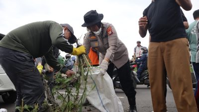 Kapolres Metro Bekasi Turun Dalam Aksi Bersih Kalimalang