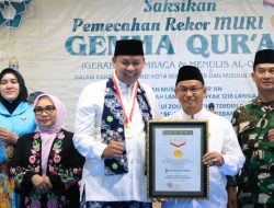 Pemkot Bekasi Raih Rekor Muri Libatkan Ribuan Orang Membaca Dan Tulis Mushaf Quran