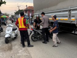 Korban Kecelakaan Lalu Lintas di Jalan Tegal Danas di Bantu Anggota Brimob