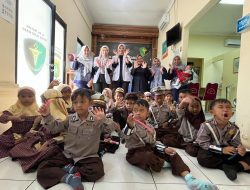 SiDokkes Polres Metro Bekasi Edukasi Siswa TK Amarika Lewat Program Polisi Sahabat Anak