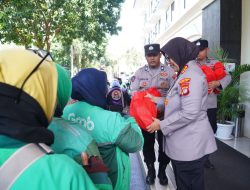 Polri Untuk Masyarakat: Polres Metro Bekasi Gelar Bakti Sosial Bagikan 300 Sembako ke Berbagai Elemen Potmas