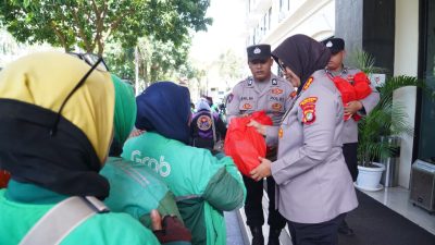 Polri Untuk Masyarakat: Polres Metro Bekasi Gelar Bakti Sosial Bagikan 300 Sembako ke Berbagai Elemen Potmas