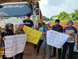 Warga Hadang Truk Proyek Tol Japek 2 Selatan,Kecewa Belum Mendapat Pergantian