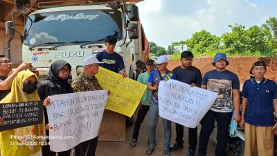 Warga Hadang Truk Proyek Tol Japek 2 Selatan,Kecewa Belum Mendapat Pergantian