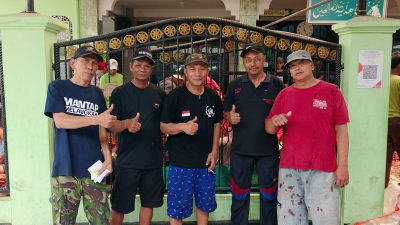 Warga Pisang Batu Kompak Kerjakan Pemotongan Hewan Kurban di Masjid Hidayatusholihin