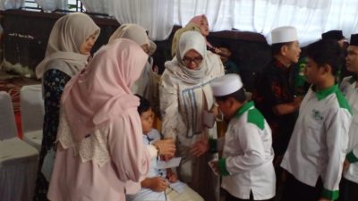 Wujud Rasa Sukur,Ahmad bin Olim Santuni Ratusan Anak Yatim dari Tiga Desa di Cikarang Barat