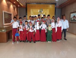 Kenalkan Tugas Wakil Rakyat Sejak Dini, Ahmad Bin Olim Ajak Anak Yatim Desa Jatiwangi Kunjungi DPRD Kabupaten Bekasi