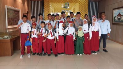 Kenalkan Tugas Wakil Rakyat Sejak Dini, Ahmad Bin Olim Ajak Anak Yatim Desa Jatiwangi Kunjungi DPRD Kabupaten Bekasi