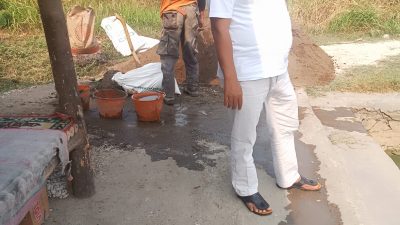 Kades Jayamukti dan Batching Plant Gerak Cepat Lakukan Penyiraman Jalan Tegal Danas Darurat Debu