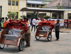 Ratusan Warga kabupaten Kabupaten Bekasi Dapatkan Becak Listrik Bantuan Presiden Prabowo