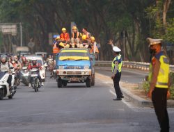 Kapolres Metro Bekasi Turun Langsung Atur Lalu Lintas Pagi di Simpang Traffic Light Patung Gajah