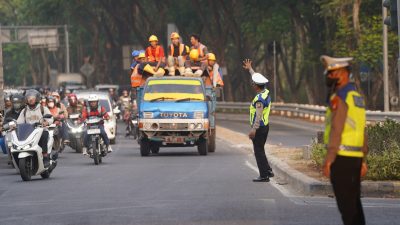 Kapolres Metro Bekasi Turun Langsung Atur Lalu Lintas Pagi di Simpang Traffic Light Patung Gajah